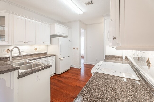 Building Photo - 256 Southbank Dr