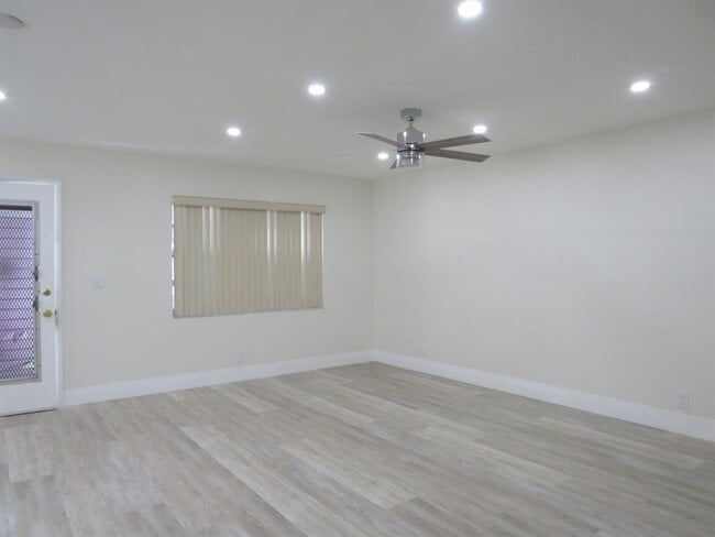 Building Photo - 557 Burgundy L
