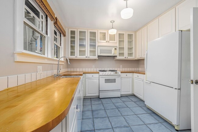 Building Photo - 3901 Everett Ave