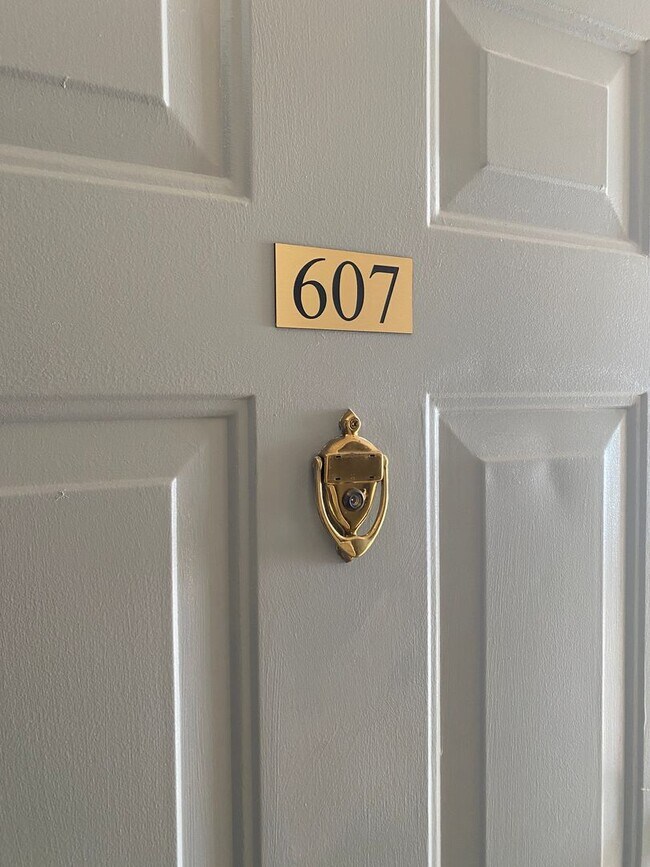 Building Photo - 1600 Park Cir