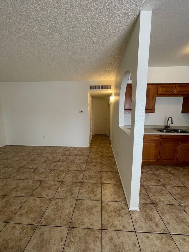 Building Photo - Quaint 2 Bedroom and 1 Bath Triplex!