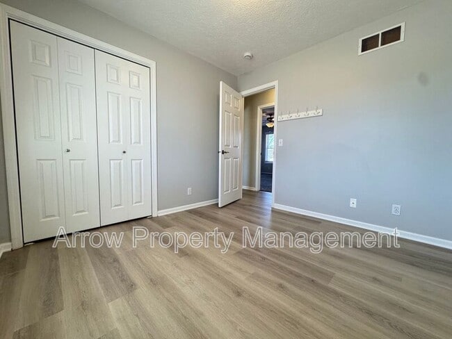 Building Photo - 7355 S 20th St