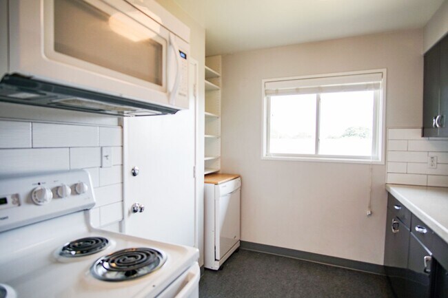 Building Photo - Mid-Century Dream Come True! Lovingly Maintained 2-Bedroom Available Now!
