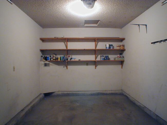 Building Photo - House For Lease