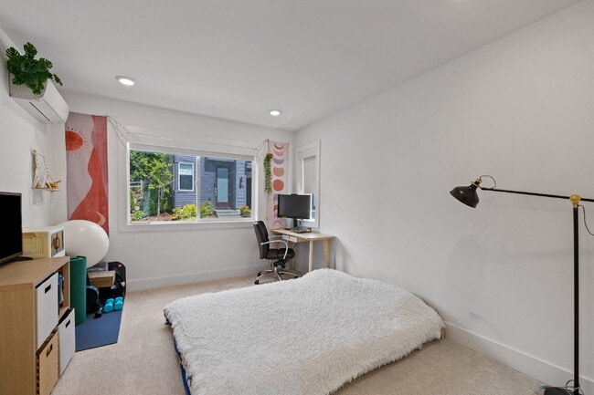 Building Photo - Modern Luxury Living in the Heart of Kirkland- Available for RENT August 15th