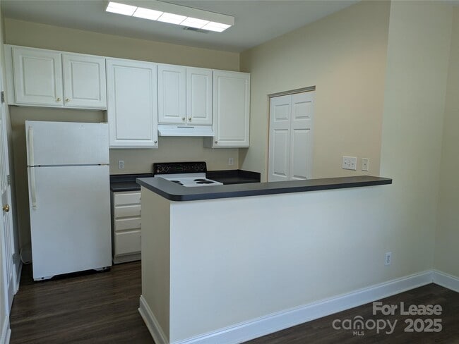 Building Photo - 917 Shearer St