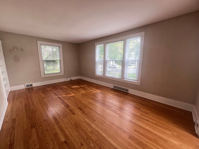 Building Photo - Two Bedroom Duplex - Located just Outside ...