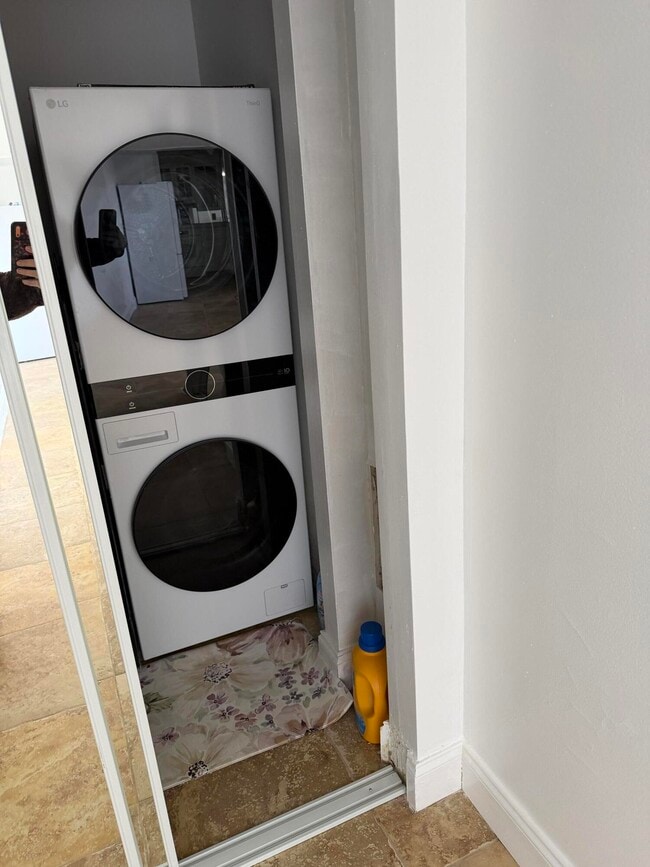 Building Photo - 5600 N Flagler Dr