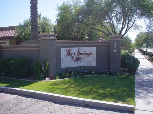 Building Photo - Charming 1 Bed 1 Bath Lower Level condo ++...