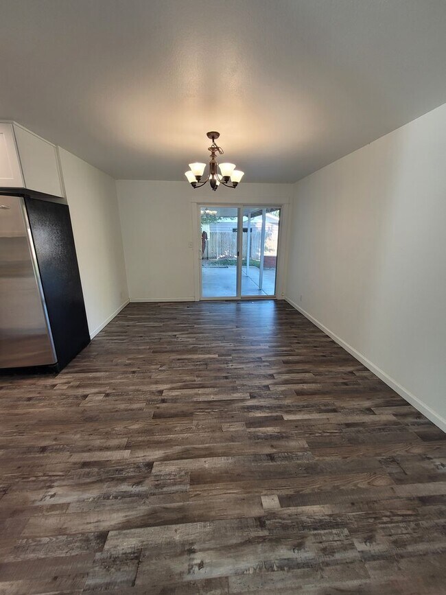Building Photo - Updated, Single Level Home, 3BD/3BA, corne...