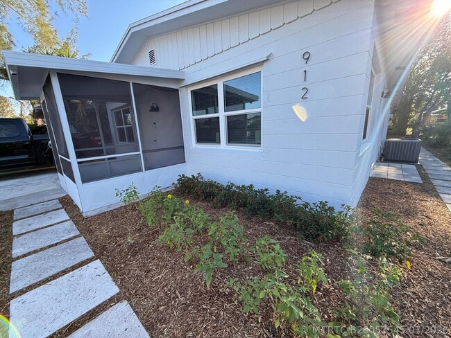 Building Photo - 912 SE Tarpon Ave