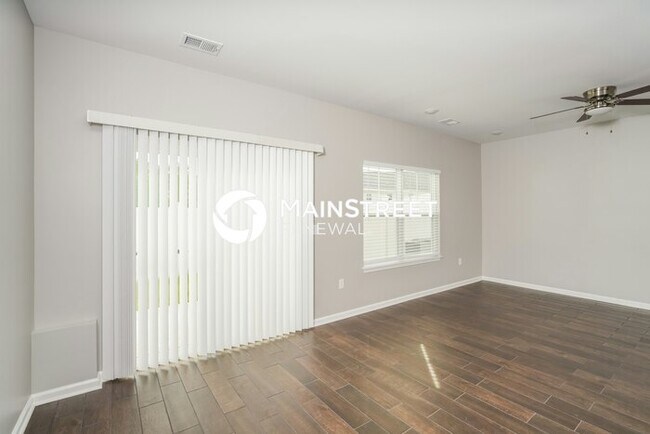 Building Photo - 3 Bedroom Pet-Friendly Home in Jeffersonville, IN with Main Street Renewal