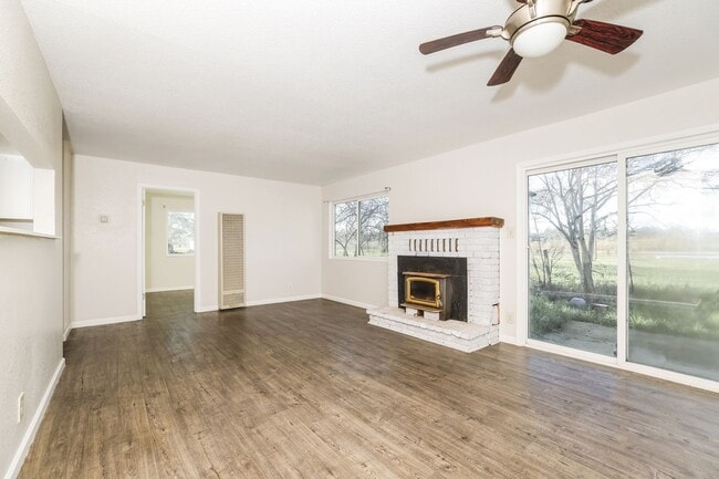 Building Photo - PURE Property Management Presents: 3 Bedroom 2 Bath in Santa Rosa. Water & Sewer Included !