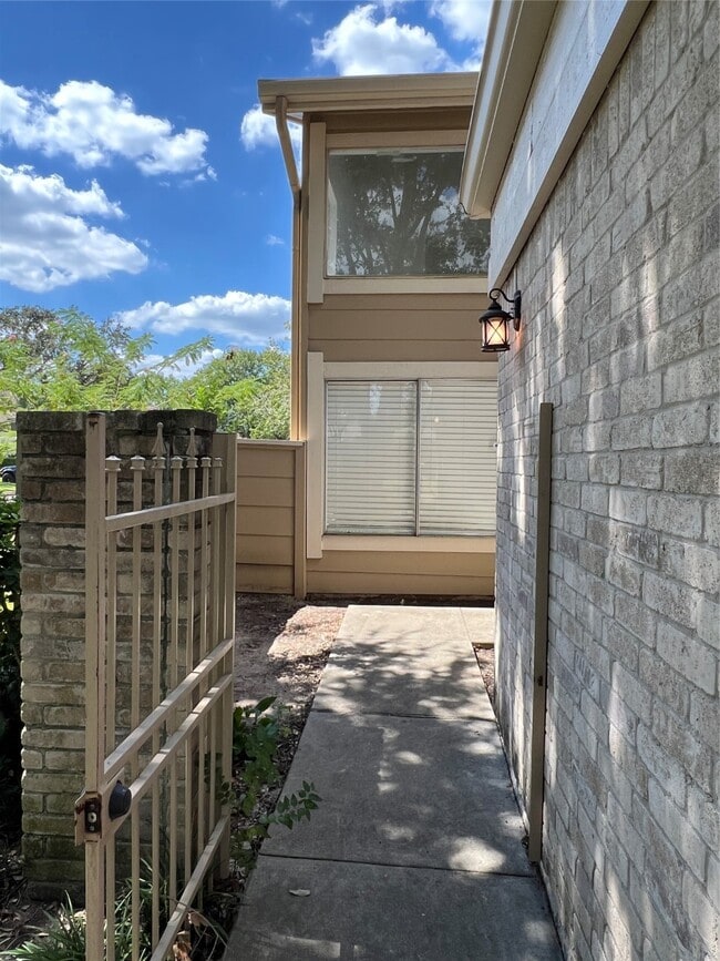 Building Photo - 2372 Woodland Park Dr