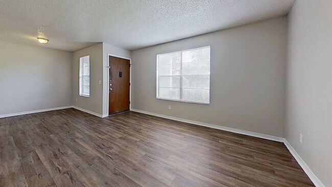 Building Photo - Desirable 2 beds/1.5 bath, first floor uni...