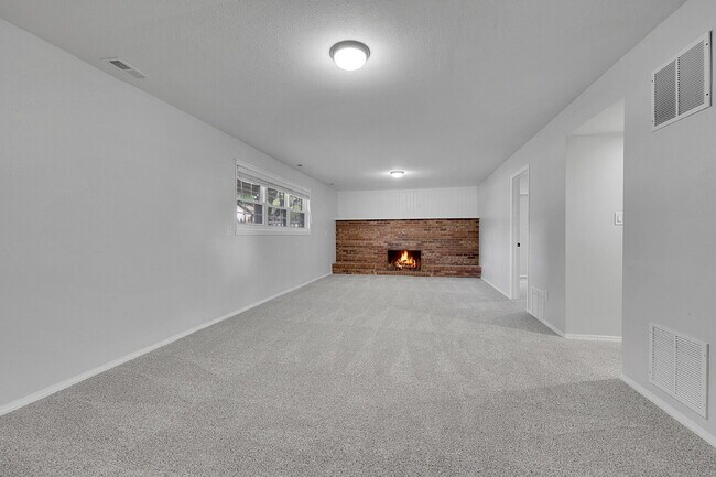 Building Photo - $2,700.00 - 4 Beds, 2 Baths, Single Family...