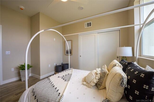 Building Photo - 2 bedrooms 2 baths in Escondido over at the GRAND VIEW APARTMENTS