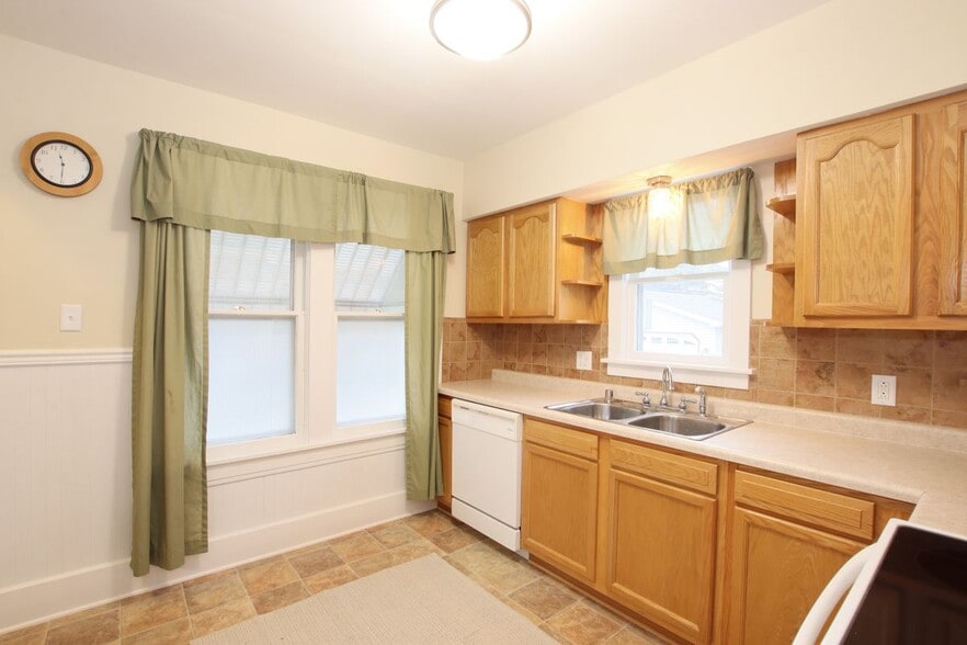 Building Photo - 27 15th St