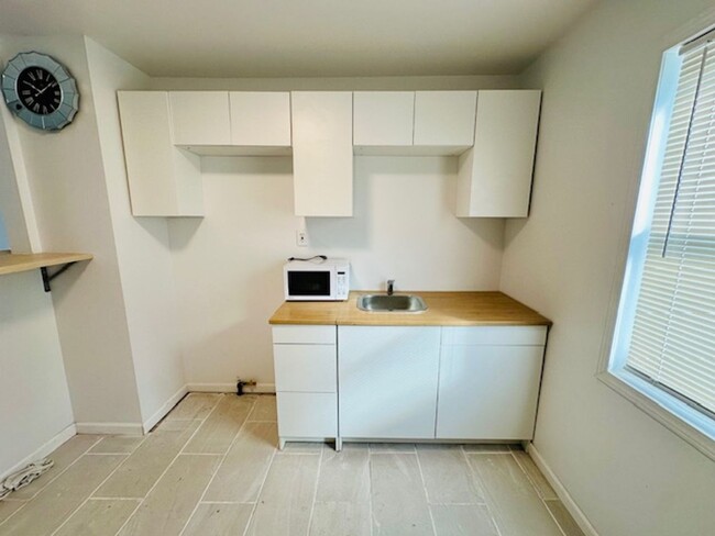 Building Photo - 3 Bedroom 1 Bath Welcome Section 8 Totally...