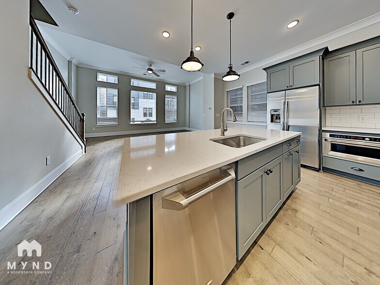 Building Photo - 576 Broadview Pl NE