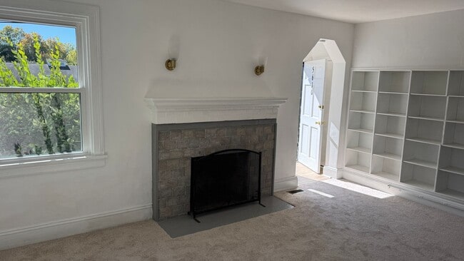 Building Photo - Charming, Newly Renovated Brick Home in So...