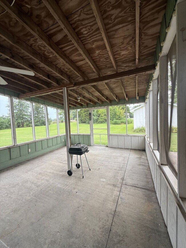 Building Photo - Charming 3-Bedroom, 3-Bathroom Farmhouse outside of Sturgeon MO - just 15 minutes from Columbia!