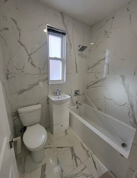 Building Photo - 676 E 5th St