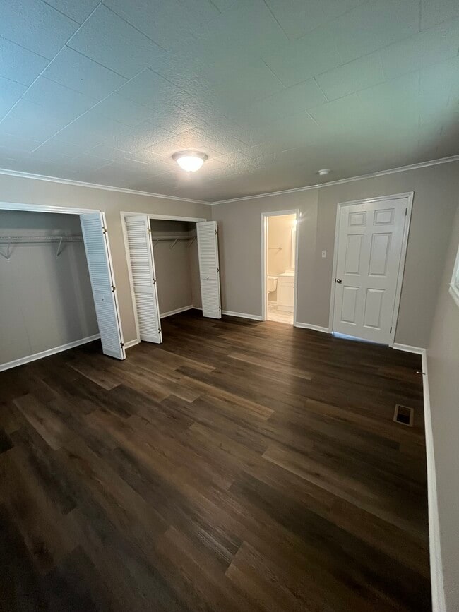 Building Photo - 239 Thorn Dr