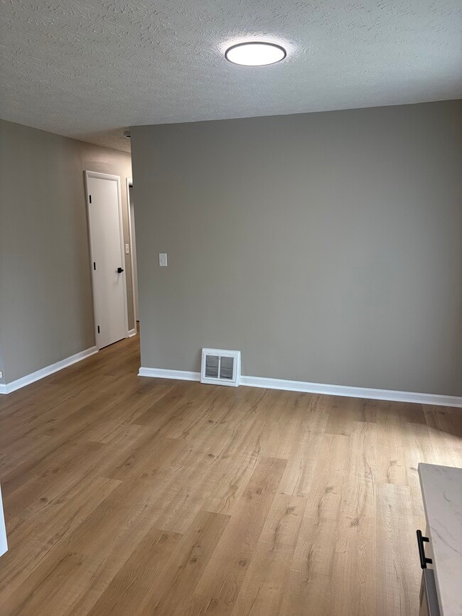 Building Photo - 467 Lynn Dr