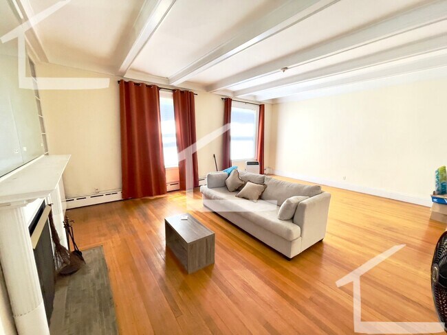 Building Photo - Avl NOW - No Fee! Oversized 3BR/2BA w/park...