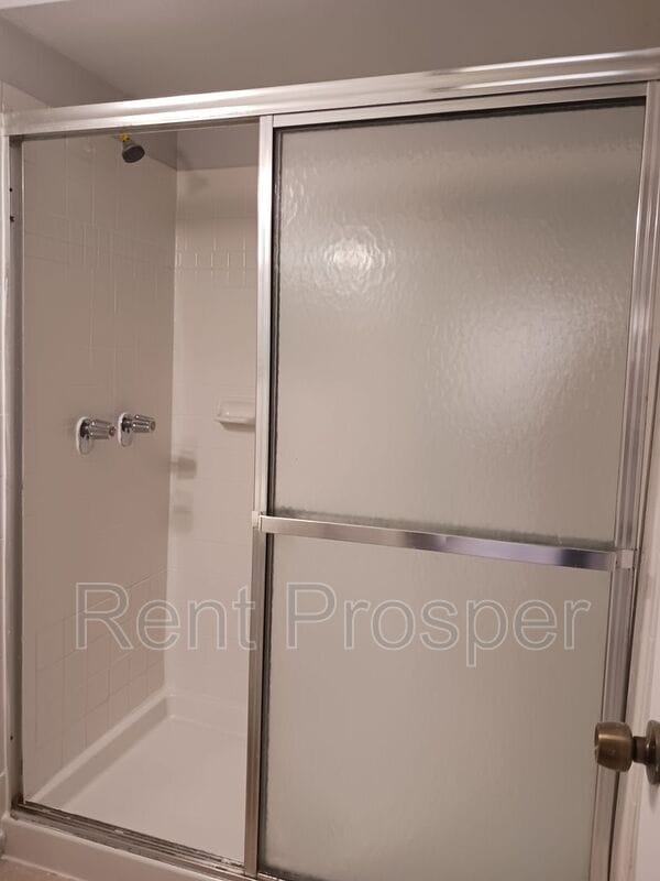 Building Photo - 4180 Versailles Dr