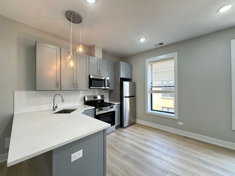 Building Photo - 419 W Belden Ave