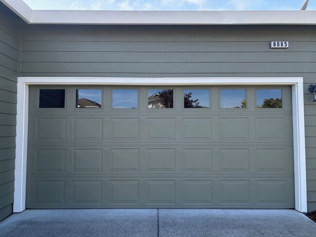 Building Photo - Single level 3 bedroom 2 bathroom home in ...