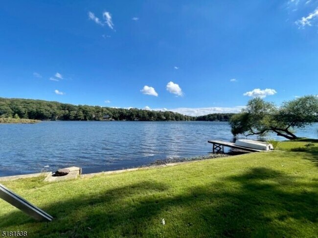 Building Photo - 136 Cedar Lake Rd W