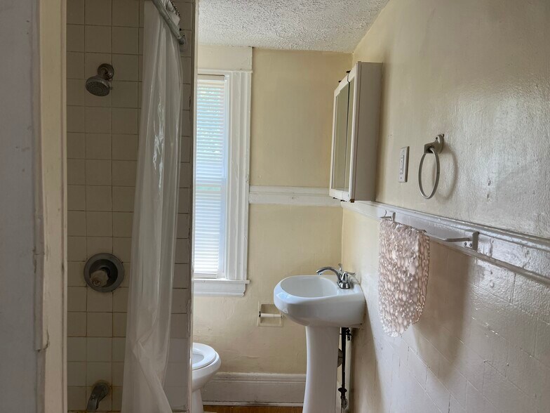 Building Photo - 95 Morton St