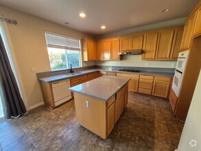 Building Photo - Lovely 4 bedroom, 2.5 bath home in North N...