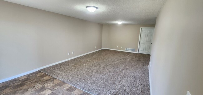 Building Photo - Beautiful 3 Bed, End Unit, Town Home for Rent