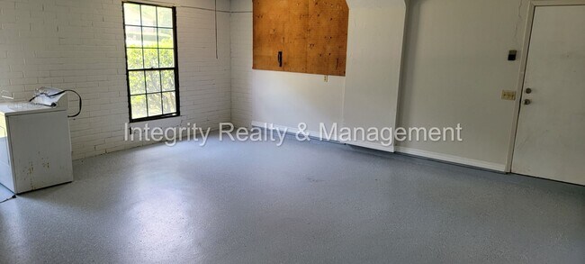 Building Photo - 230 Foxridge Rd