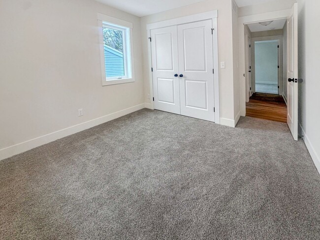 Building Photo - 858 Houseman Ave NE