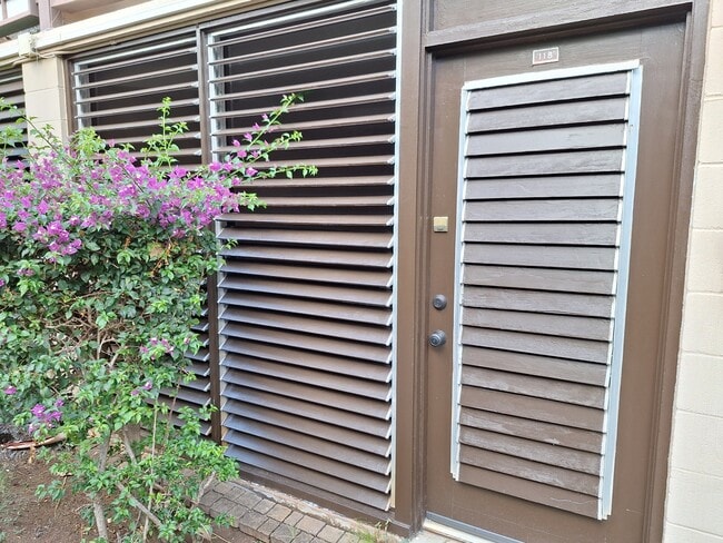 Building Photo - 1700 Makiki St