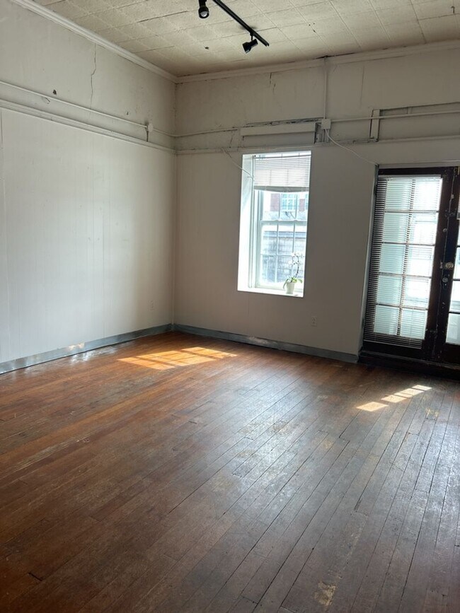 Building Photo - 736 1/2 Massachusetts St