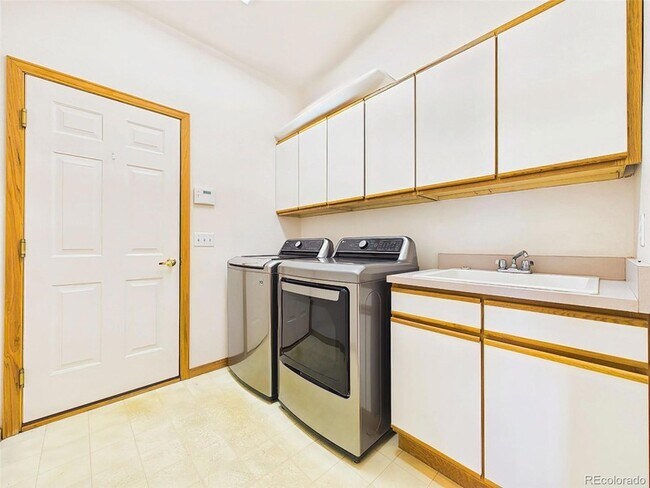 Building Photo - 1185 S Park Dr