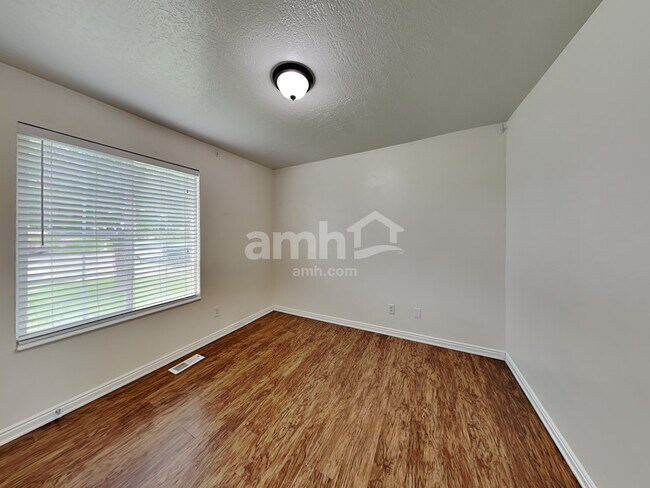 Building Photo - 243 W Peppermint Cir