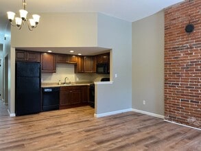 Building Photo - 2 Bedroom/1 Bath in Soulard - Washer+Dryer in Unit!