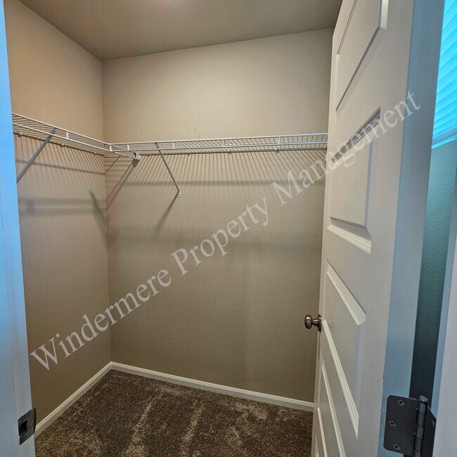 Building Photo - Spacious 4 Bedroom Home with Gas Fireplace, Office Space & 2-Car Garage!