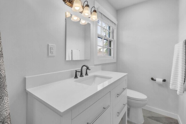 Building Photo - Updated 3 Bedroom, 2 Bath Home – Minutes from Fort Bragg!