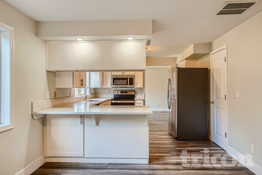 Building Photo - 13911 SE Alimaria Dr