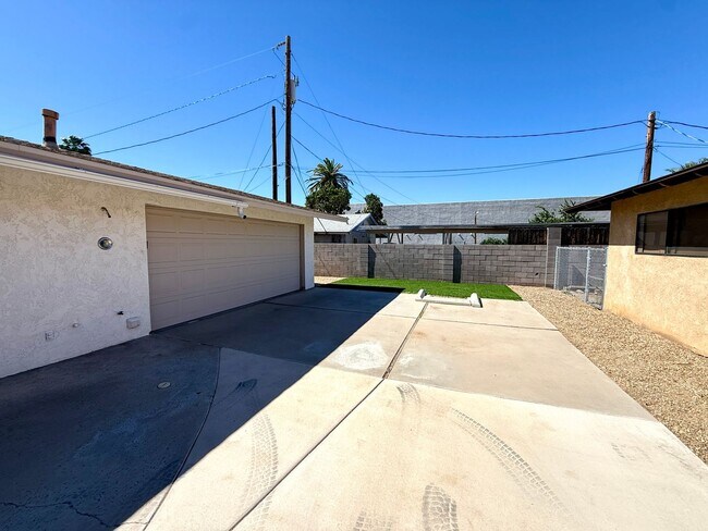 Building Photo - Charming 3BR Home w/ River Views, Open Floor Plan & Island Kitchen- Available Now!