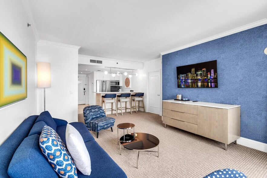 Building Photo - 4390 Collins Ave