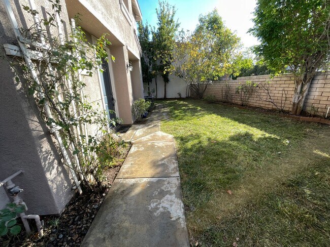 Building Photo - SPACIOUS PLACENTIA TOWNHOME